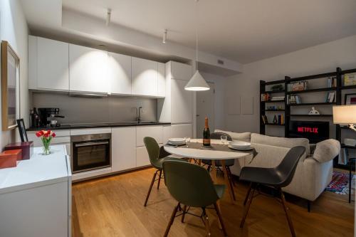 Duomo-Sempione, Luxury Apartment with balcony - M5