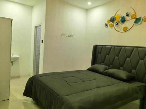 a bedroom with a large bed in a room at Pierdi Villa in Panundaan
