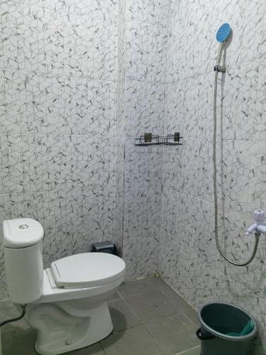 a bathroom with a toilet and a shower at Pierdi Villa in Panundaan