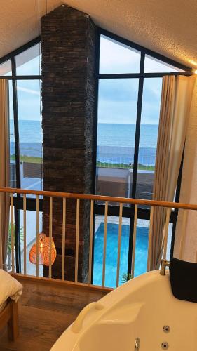a bedroom with a balcony with a view of the ocean at Villa Bella in Atakum