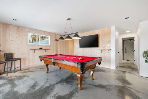 a room with a pool table and a tv at Spa Pool Table Ultimate Comfort - OSE Le Refuge in Saint Come