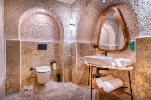 ein Badezimmer mit Waschbecken und Toilette in der Unterkunft Das 1350 in Uchisar