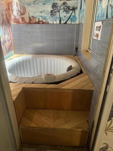 a room with a dog bed in a room at Résidence imeris mbour 8 chambres in Dinnguiraye