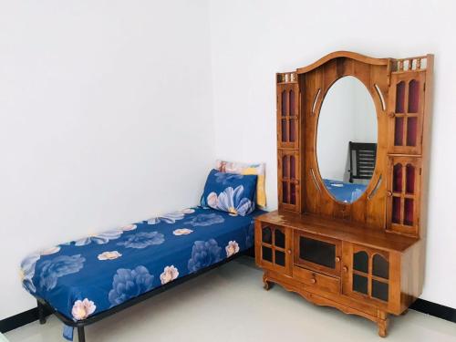a bedroom with a bed and a mirror at Marissa Villa in Katunayaka
