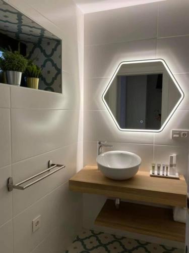 a bathroom with a bowl sink and a mirror at EL HOSPEDAJE DEL REY in Trujillo