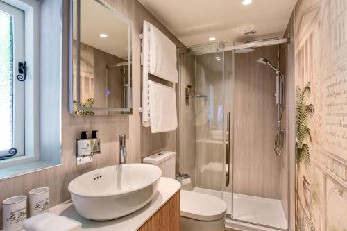 a bathroom with a sink and a shower and a toilet at Harts Leap in Redmarley DʼAbitot