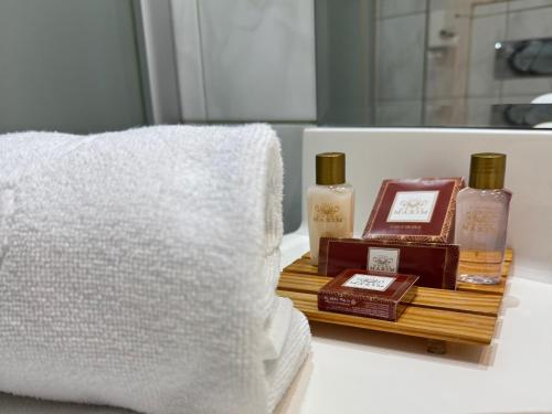 taca z mydłem i innymi produktami na blacie w łazience w obiekcie Hotel Maxim w mieście Oradea