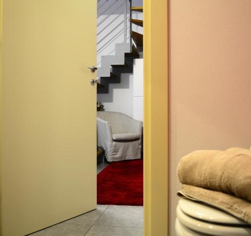 MezzegraにあるTremezzina Appartamento Red & Greyの赤いカーペットの階段付きの部屋