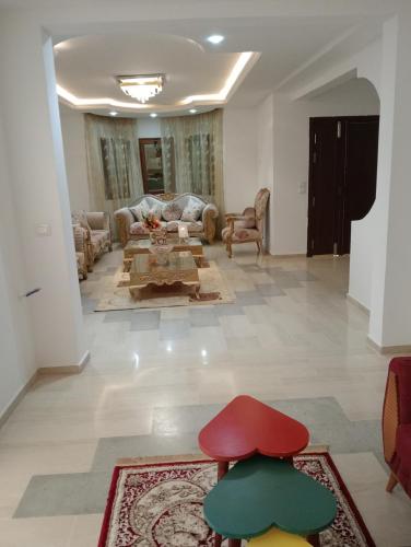 a living room with a couch and a table at Agréable in Hennchir Ksar Rhaleb