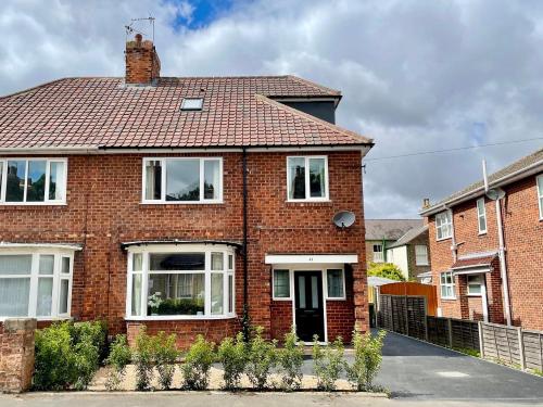 Central Townhouse with free off road parking and garden photo 38