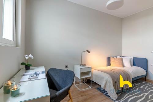 Sunny Athenian Oasis Spacious Family Haven!