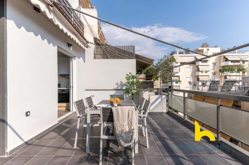 Sunny Athenian Oasis Spacious Family Haven!