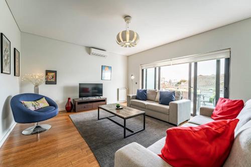 a living room with a couch and a tv at Art City Villa in Porto