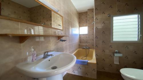 a bathroom with a sink and a toilet and a tub at El Chorro Atico in Calera