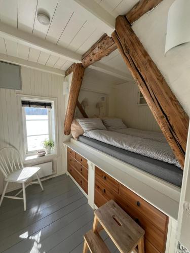 a bedroom in a tiny house with a bed at Cosy Cottage Vollheim in Lillehammer