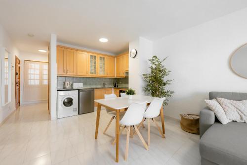 Jasmine Apartment - Heated Pool & Cozy Patio