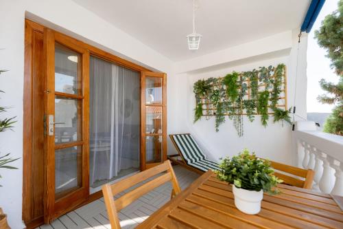Jasmine Apartment - Heated Pool & Cozy Patio
