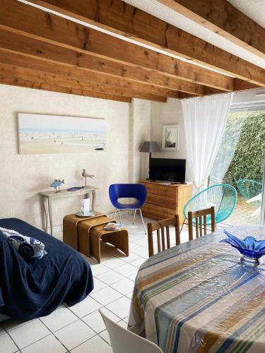 a bedroom with a bed and a view of the beach at KREISKER 4 - Maison Jumelée, Jardin - CA6010 in Carnac
