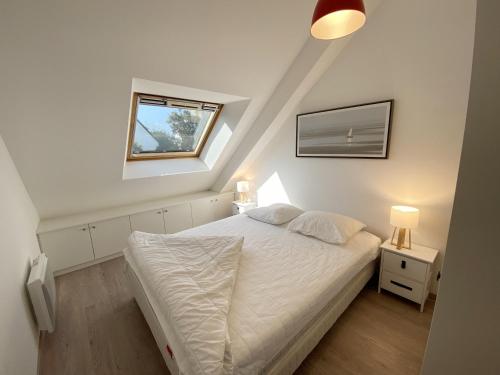a small bedroom with a bed and a window at RIVAGE - Villa 6 pièces, Jardin, Calme - S28 in Carnac