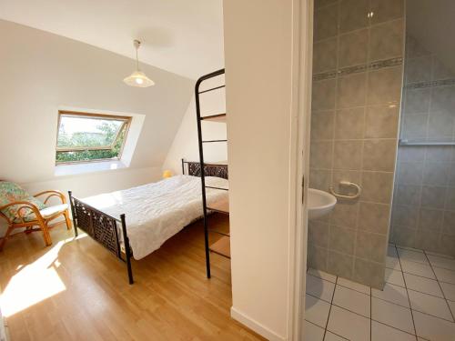 a bedroom with a bunk bed and a shower at VOILE D'ETAI - Maison, Calme, Jardin Clos - K343 in Carnac