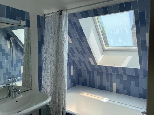 a bathroom with a shower and a sink and a window at KREISKER 3 - Maison Jumelée, Jardin - CA6009 in Carnac