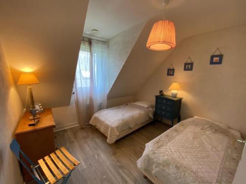 a attic bedroom with two beds and a window at KREISKER 3 - Maison Jumelée, Jardin - CA6009 in Carnac