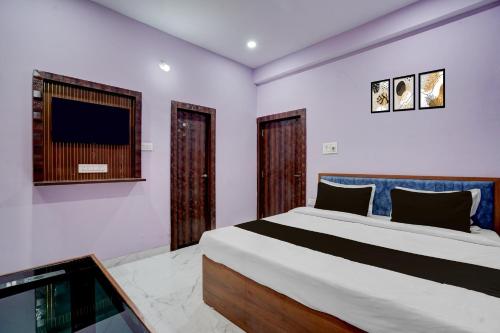 a bedroom with a bed and a flat screen tv at Hotel O Regal Retreat in Rānchī