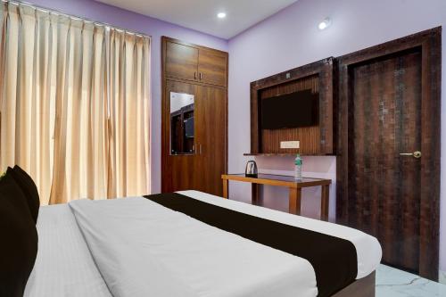 a bedroom with a large bed and a television at Hotel O Regal Retreat in Rānchī