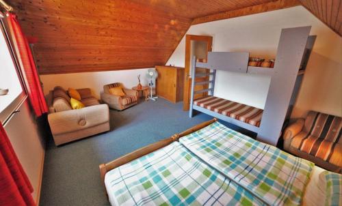 マギャーヘフカランドにあるMecseki Farkaslakの小さな客室で、ベッド1台と二段ベッド1組が備わります。
