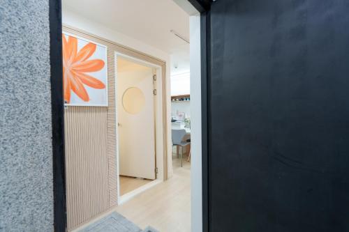 a room with a black door and a hallway at 포레스트101 in Seoul