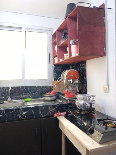 una cucina con un lavello e un piano di lavoro di Mandeko a Abidjan