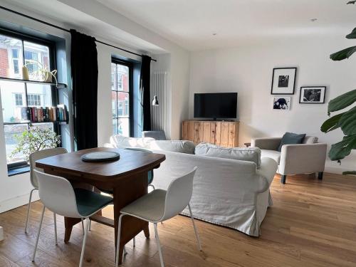Poets Rest, free parking, EV socket fees apply walk to beach photo 6