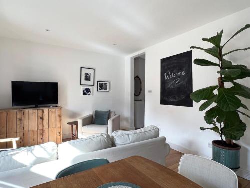 Poets Rest, free parking, EV socket fees apply walk to beach photo 11
