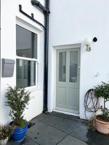 Poets Rest, free parking, EV socket fees apply walk to beach photo 10