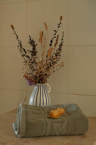 a vase with flowers in it sitting on a table at בשקט שלך in Mattat