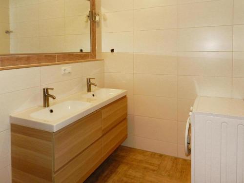 a bathroom with a sink and a mirror at Ferienwohnung Landblick, Rastede in Rastede