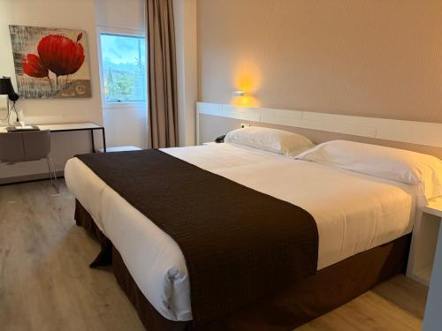 a bedroom with a large bed in a room at Amura Alcobendas in Alcobendas