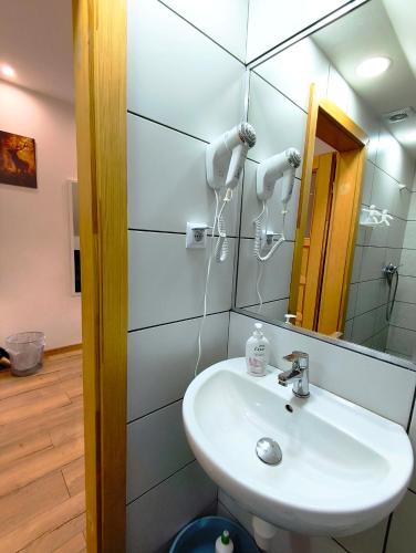 a bathroom with a sink and a mirror at Gajówka Świt in Łyskowo