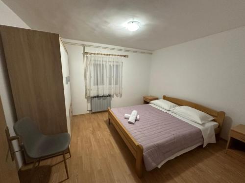 Progon House tesisinde bir odada yatak veya yataklar