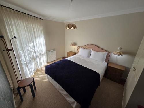 a bedroom with a large bed and a window at Villa Casa do Canal in Apúlia