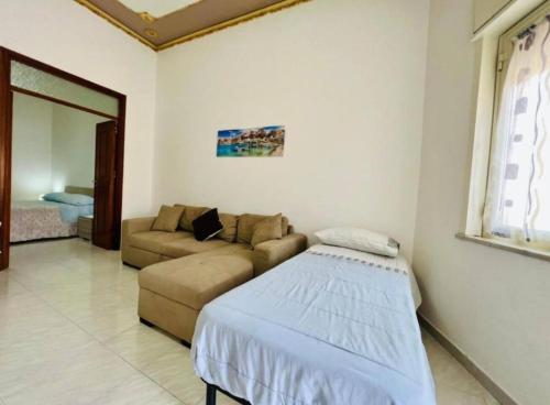a living room with a couch and a bed at Casa Kennedy in Capaci