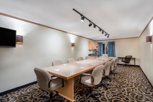 a conference room with a long table and chairs at Baymont by Wyndham Bozeman in Bozeman