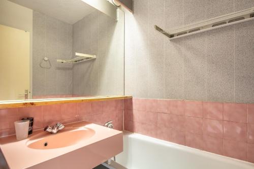 a bathroom with a sink and a mirror and a tub at Le Martagon - Proche Station de Ski in Gresse-en-Vercors