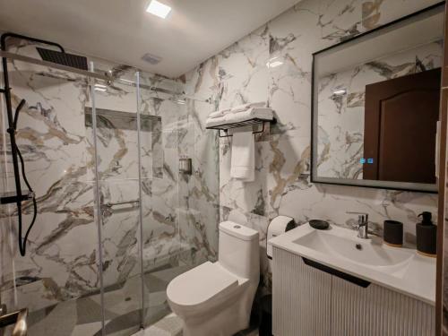 a bathroom with a toilet and a sink and a shower at Afma Nueva Alta in Cusco