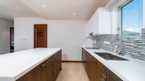 Kuchyň nebo kuchyňský kout v ubytování Ruby - 2-bed condo with pool