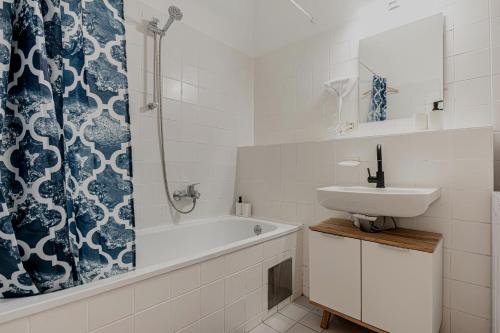 Comfortable 2BR & 1LR Apt in Central Vienna