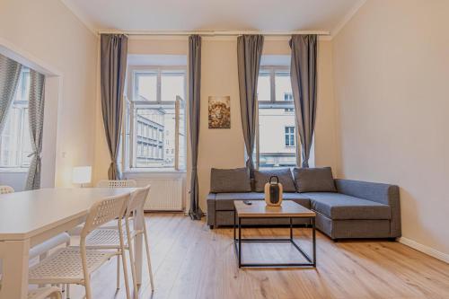 Comfortable 2BR & 1LR Apt in Central Vienna