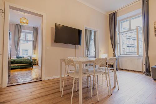 Comfortable 2BR & 1LR Apt in Central Vienna