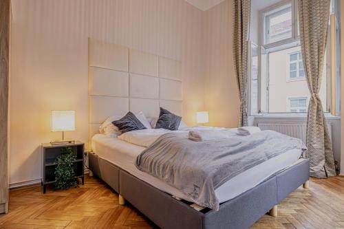 Comfortable 2BR & 1LR Apt in Central Vienna