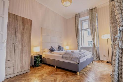 Comfortable 2BR & 1LR Apt in Central Vienna